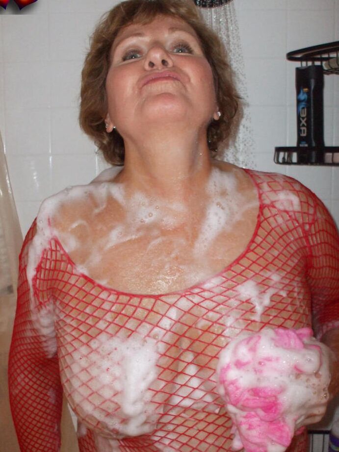 20P Amadora mais velha Busty Bliss ensaboa os seios em um vestido de malha