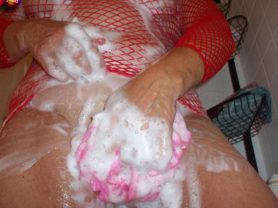 20P Amadora mais velha Busty Bliss ensaboa os seios em um vestido de malha