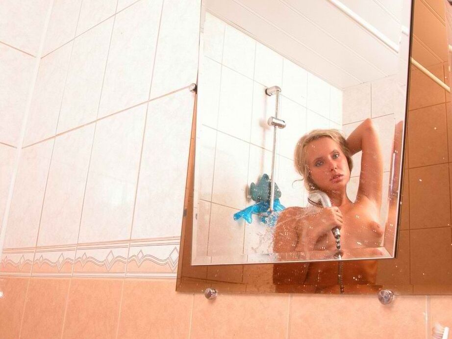 21P Jovencita amateur de tetas pequeñas Glorie se masturba con agua mientras se ducha