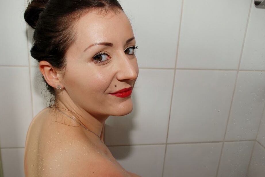 20P Mulher amadora Jessicas Honeyz tira a camisola enquanto está no chuveiro