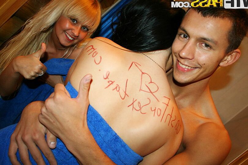 16P Garotas amadoras e um amigo fazem sexo a três durante a produção de uma fita de sexo