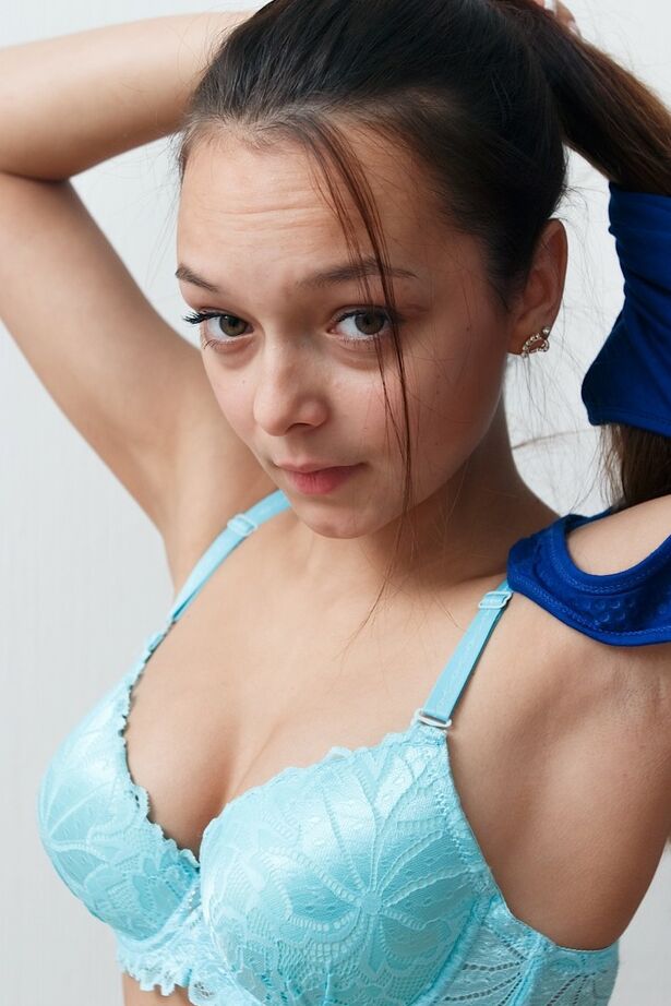 16P La jolie teen amateur Karina Baru découvre de jolis seins avant d'exposer son clitoris