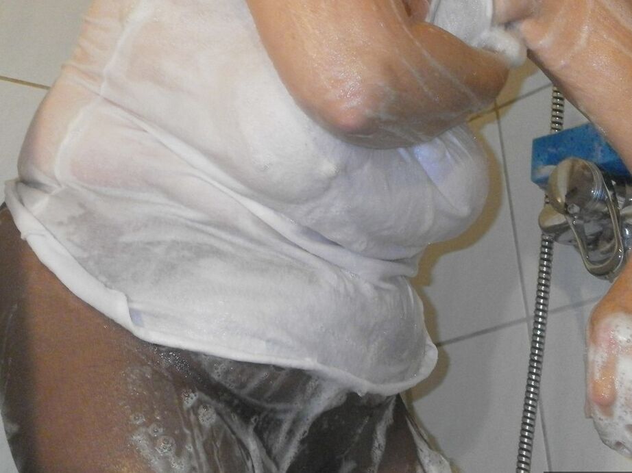 18P Mulher madura com excesso de peso, Caro, toma banho com uma camisa e meia-calça