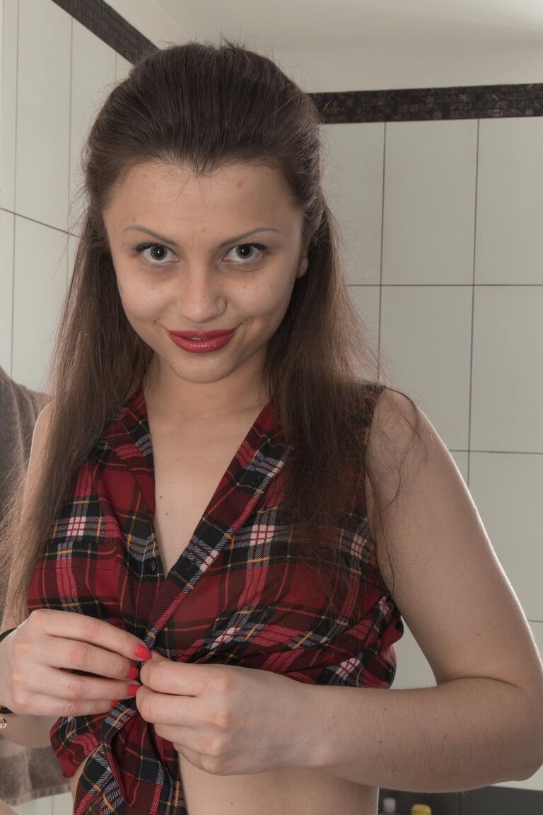 21P, la jeune ukrainienne Dea Ishtar montre sa chatte poilue et savonneuse sous la douche.