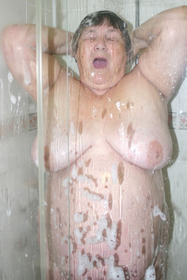 20P Grand-mère obèse, grand-mère Libby, caresse son corps nu en prenant une douche