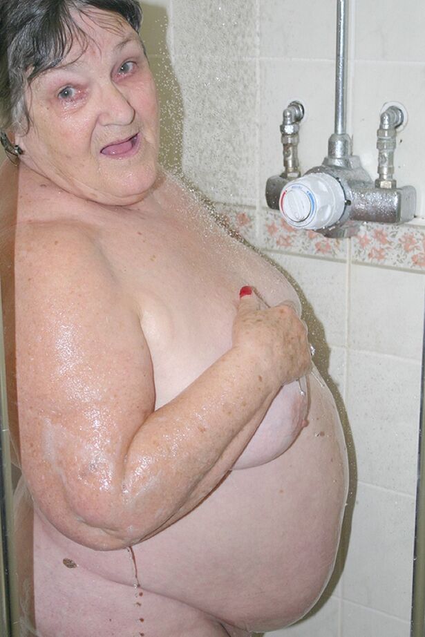 20P Grand-mère obèse, grand-mère Libby, caresse son corps nu en prenant une douche