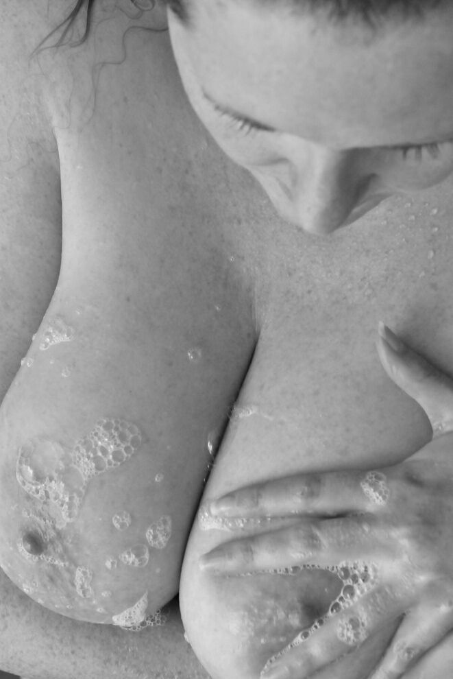 20P Tasty Trixie, une femme âgée aux gros seins, glisse un doigt dans son trou du cul pendant qu'elle se douche