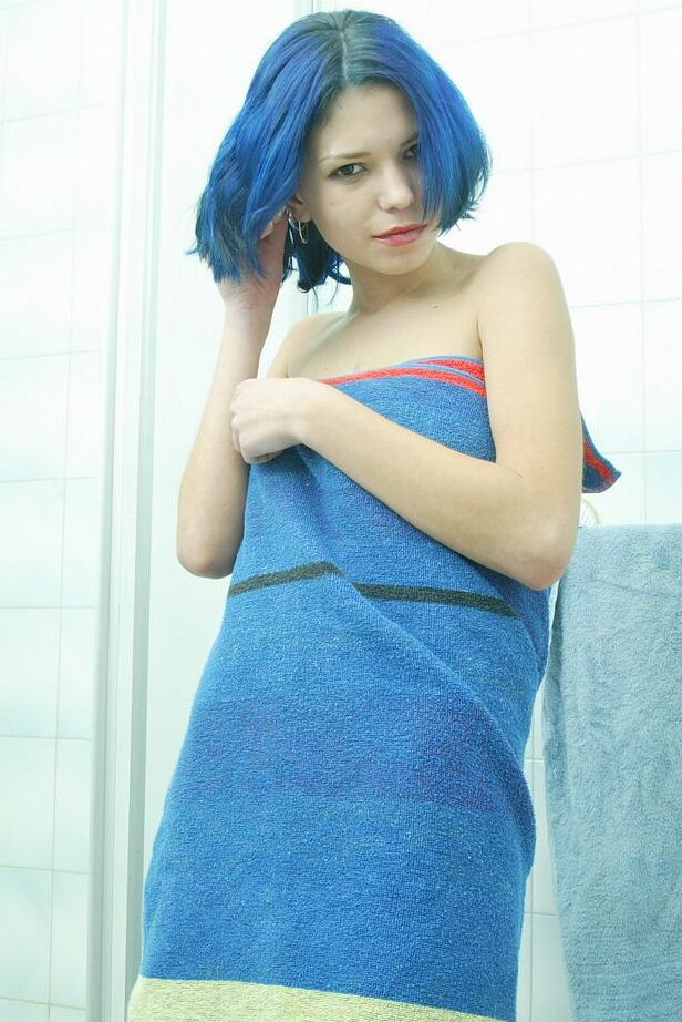 21P Die blauhaarige Amateurin Katty reibt ihre rasierte Vagina unter der Dusche