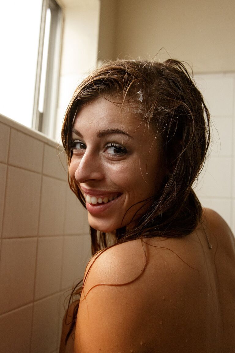 11P A gostosa Gracie Thibble se presenteia com uma forte massagem nos seios no chuveiro