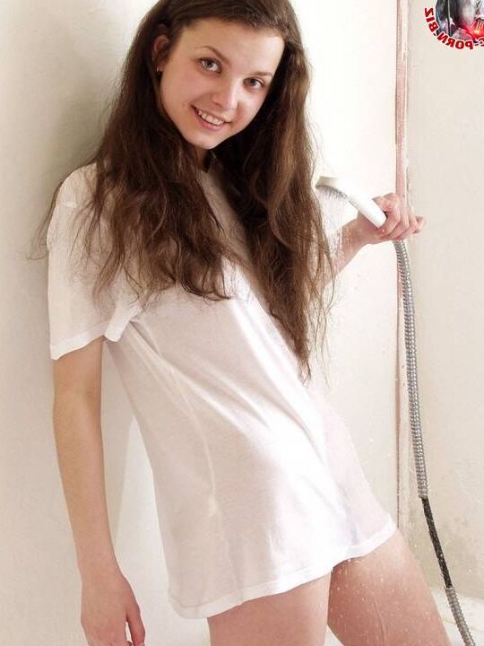 14P Joven amateur sexy muestra sus pequeñas tetas con una camiseta transparente mojada en la ducha