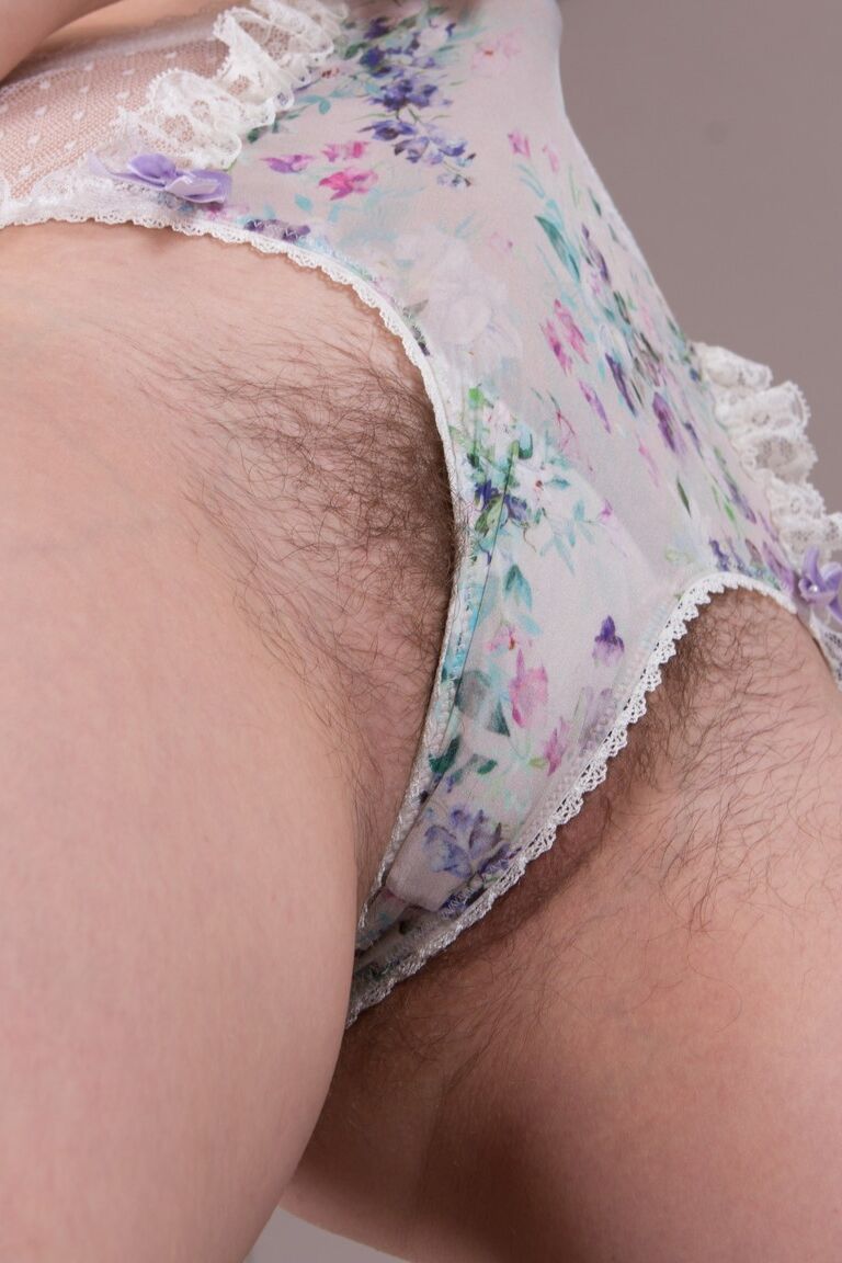 18P La dulce rubia Vanessa V se quita el vestido y muestra su coño peludo y su culo