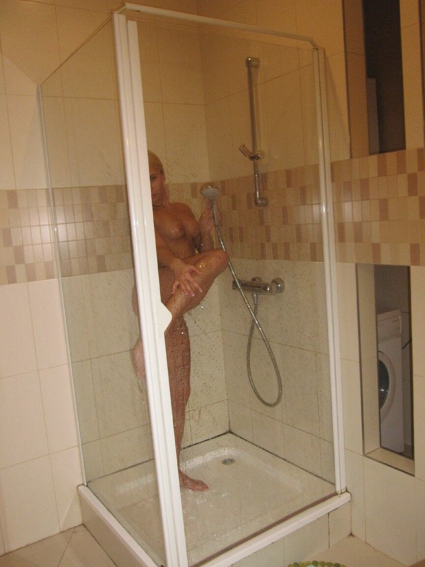 21P Ex girlfriend Lisa flaunts her sweet titties and hot ass in the shower