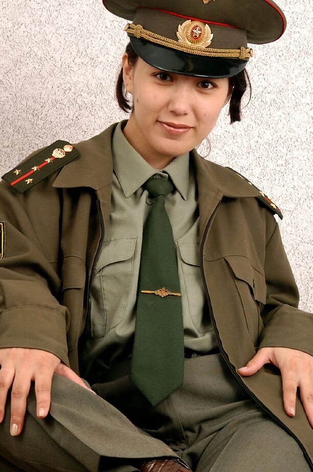 16P Elena amadora coreana tirando o uniforme militar para posar nua