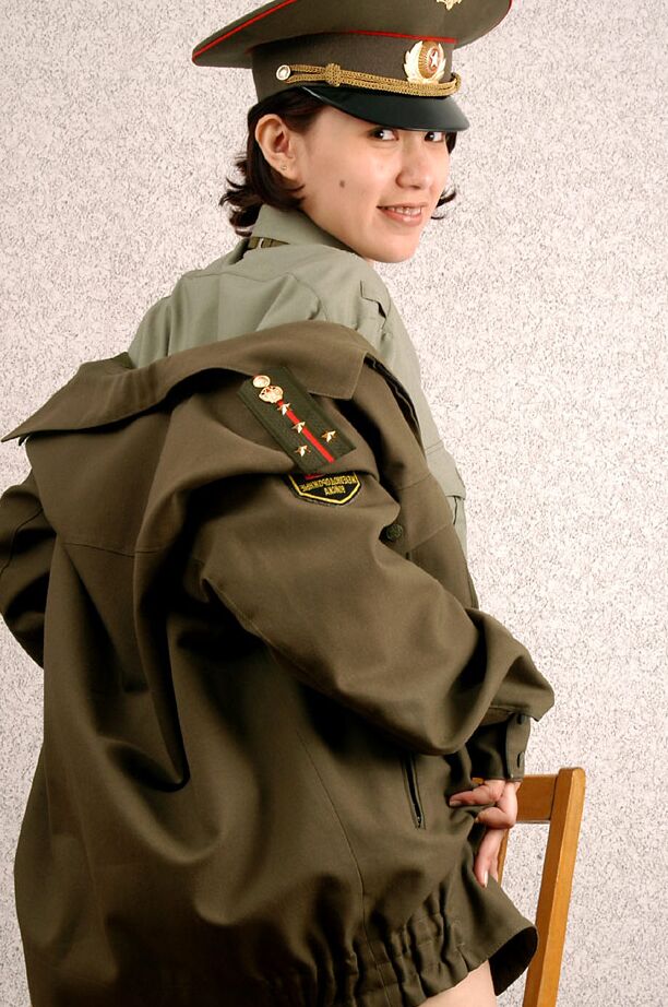 16P Elena amadora coreana tirando o uniforme militar para posar nua