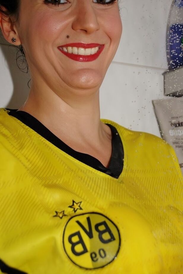 20P Kit Kittens amadora alta tira a camisa do clube enquanto toma banho