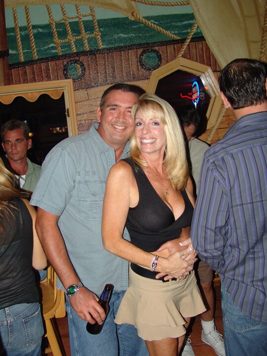 21P Tracy Lick, épouse mature et coquine, montre ses gros seins lors d'une soirée échangiste.
