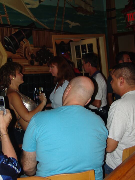 21P Tracy Lick, épouse mature et coquine, montre ses gros seins lors d'une soirée échangiste.