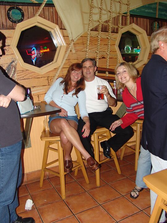 21P Tracy Lick, épouse mature et coquine, montre ses gros seins lors d'une soirée échangiste.