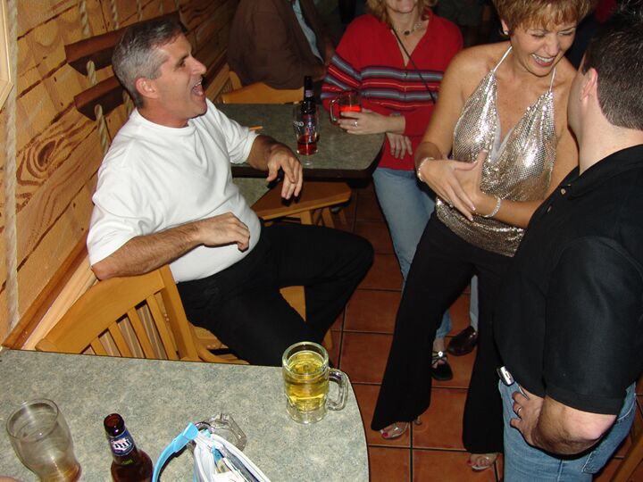 21P Tracy Lick, épouse mature et coquine, montre ses gros seins lors d'une soirée échangiste.
