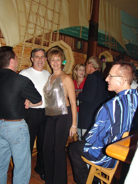 21P Tracy Lick, épouse mature et coquine, montre ses gros seins lors d'une soirée échangiste.