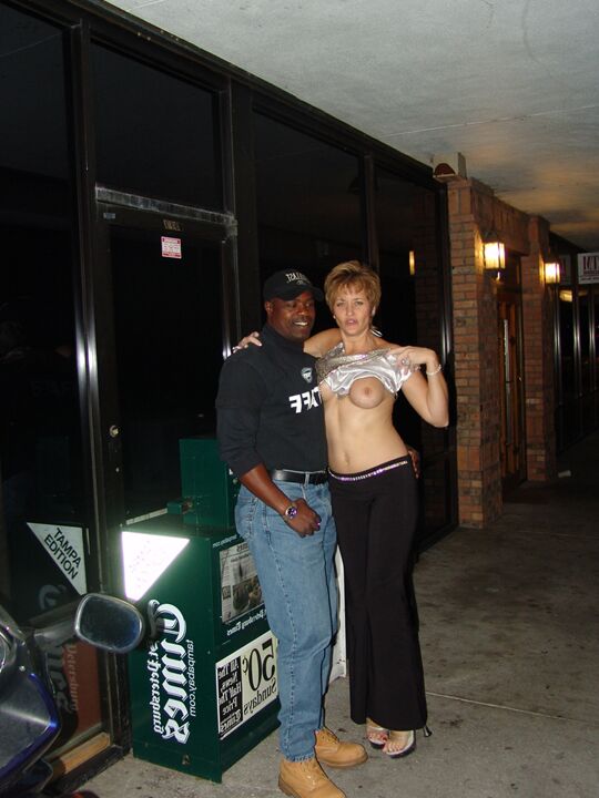 21P Tracy Lick, épouse mature et coquine, montre ses gros seins lors d'une soirée échangiste.