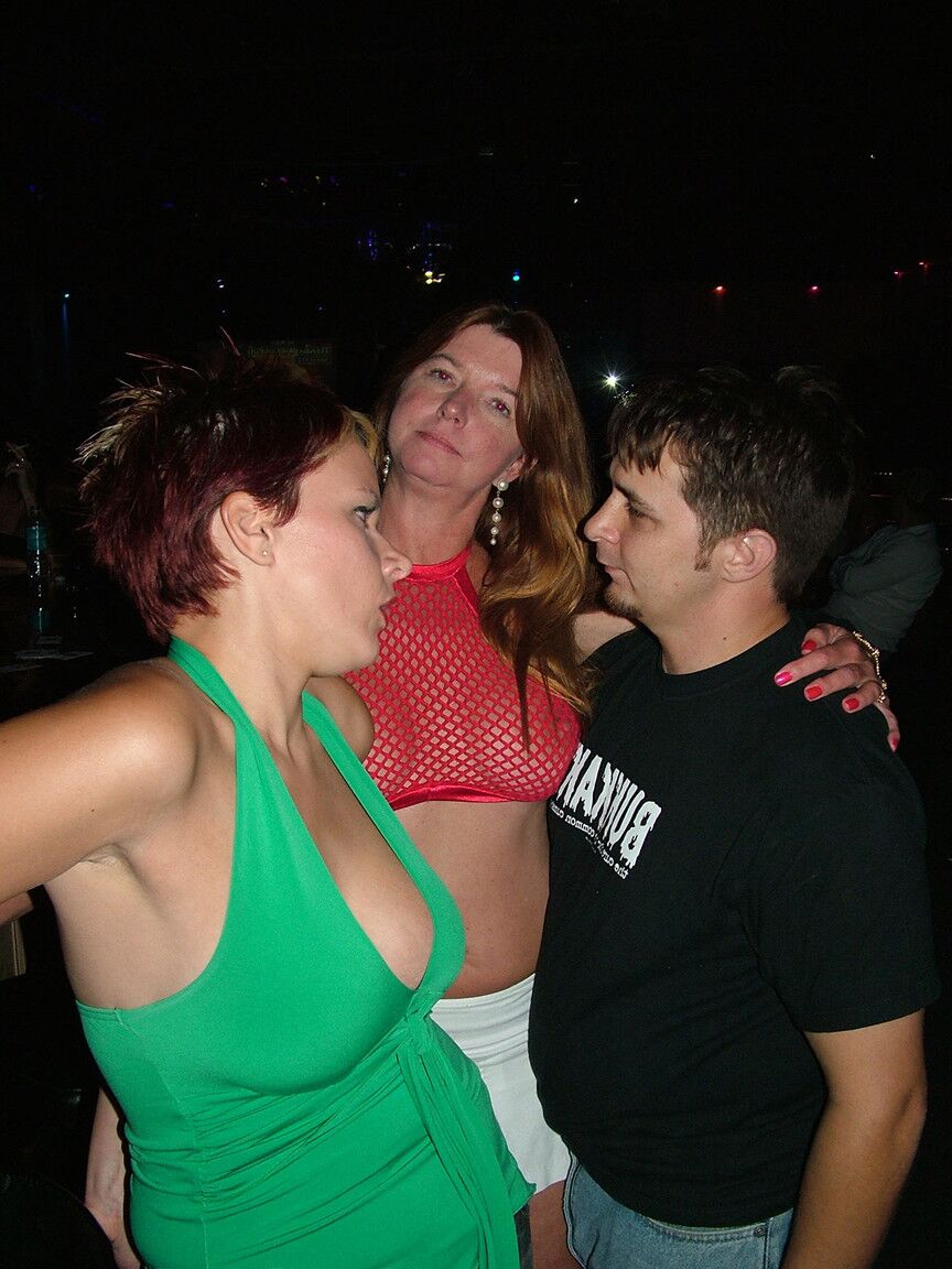 18P La madura Dee Delmar tiene relaciones lésbicas en un club de swingers