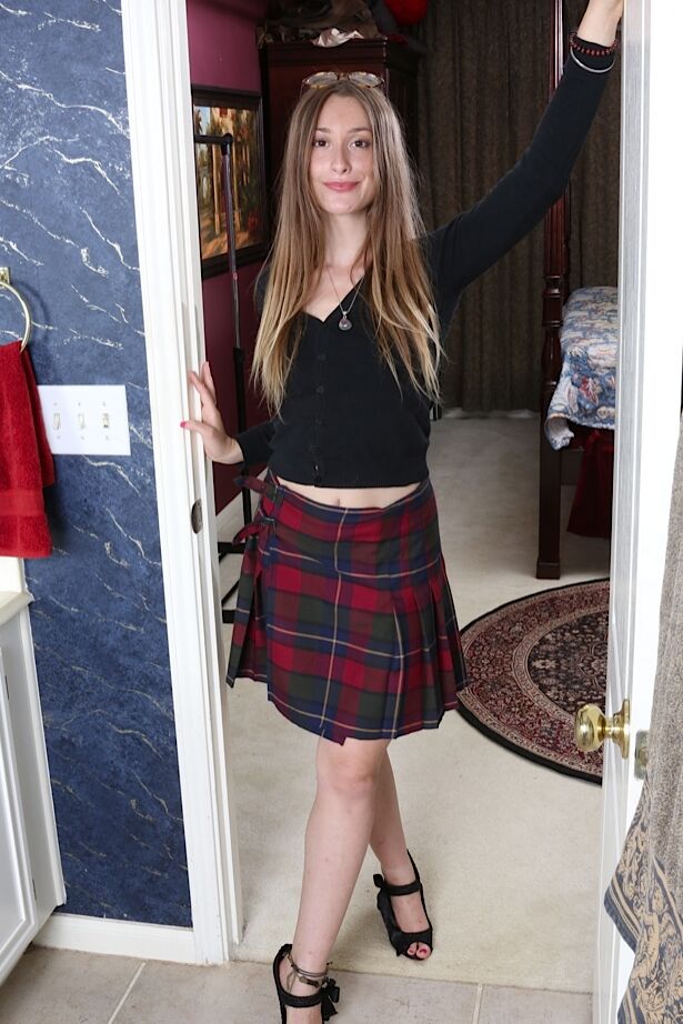 16P Amateur Teen Babe Lilith Black posiert für ein nicht nacktes Schulmädchen-Shooting