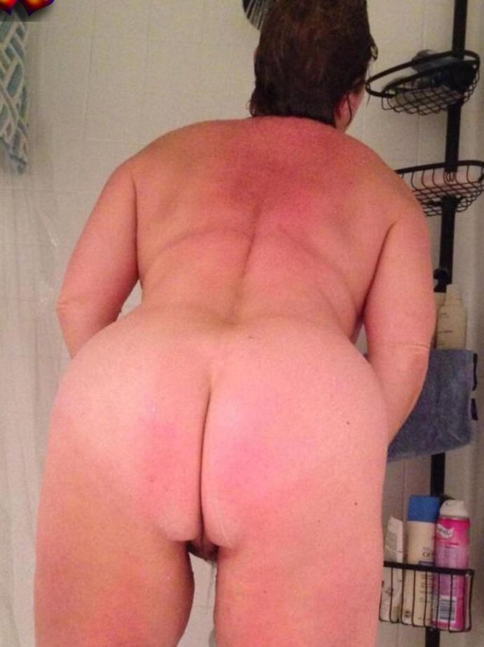 20P A gordinha amadora Busty Bliss faz poses nuas confiantes enquanto toma banho