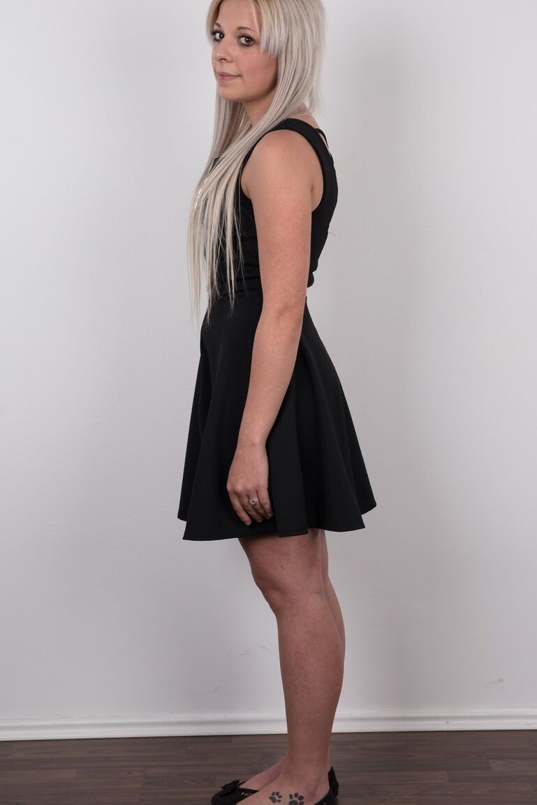 20P La jeune Patricie, pleine d'espoir, enlève sa robe noire