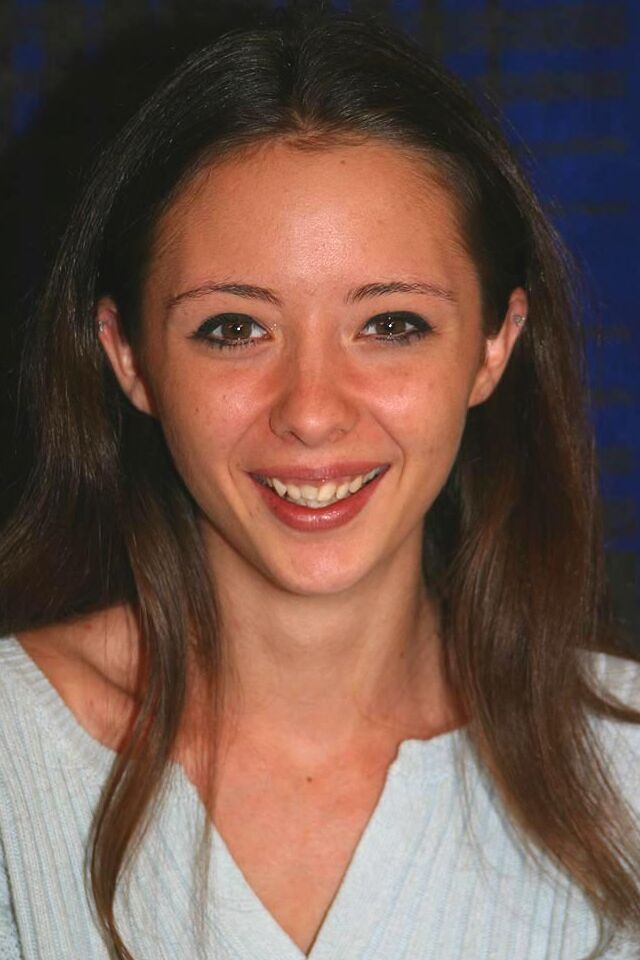 16P Sabrina amadora magra descobre peitos minúsculos antes de foder com os dedos em meias brancas