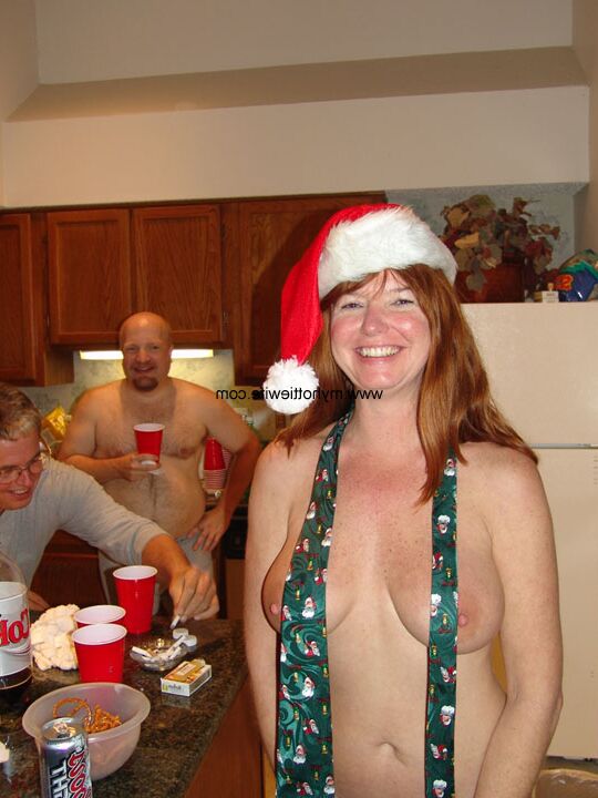 21P Sexy reife Swinger ziehen ihre Weihnachtskleidung aus und teilen sich Schwänze auf einem Bett