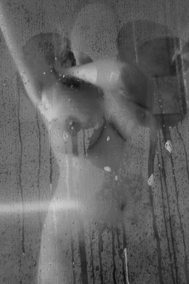 20P Madura amateur Tasty Trixie muestra su cuerpazo mientras se ducha