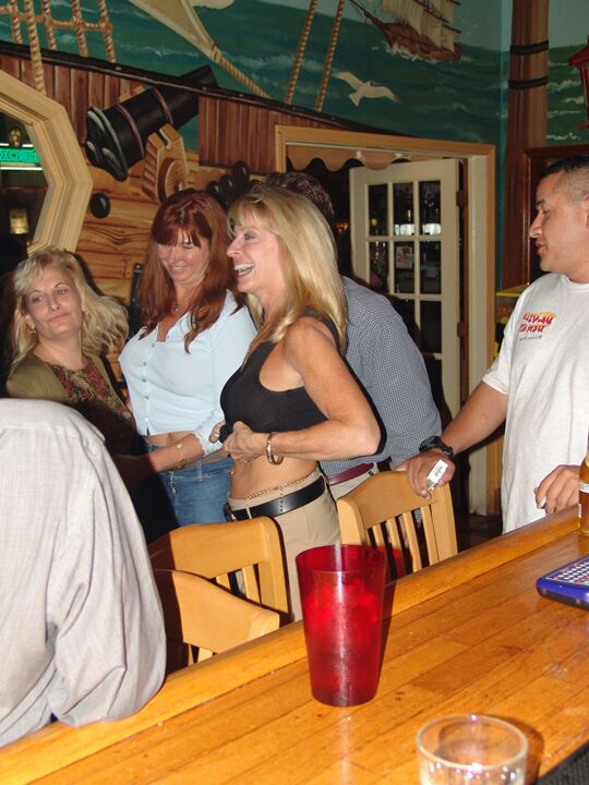 21P Nuttige reife amerikanische Ehefrauen zeigen auf einer Swingerparty ihre großen Brüste