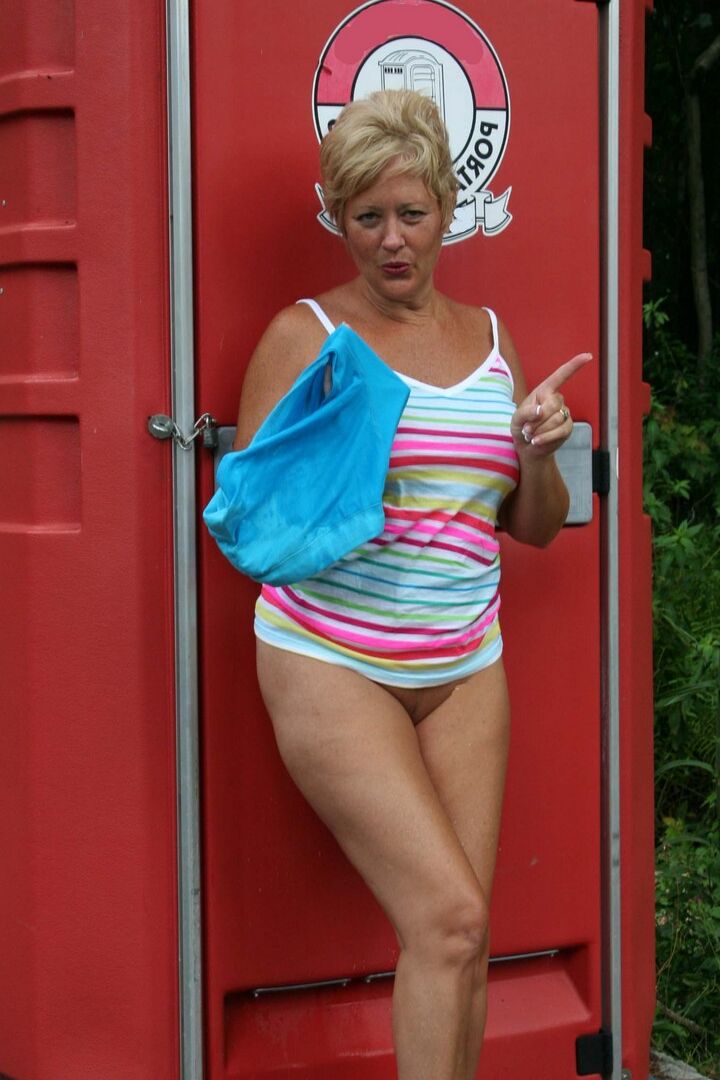 21P A esposa loira amadora Tracy Lick faz xixi no short antes de mostrar seus peitos grandes