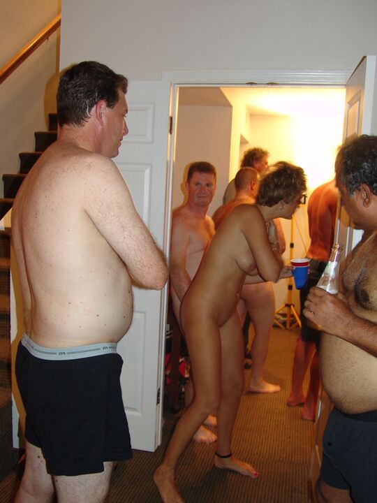 21P Esposas swingers cachondas comparten sus coños con viejos en una fiesta de sexo grupal