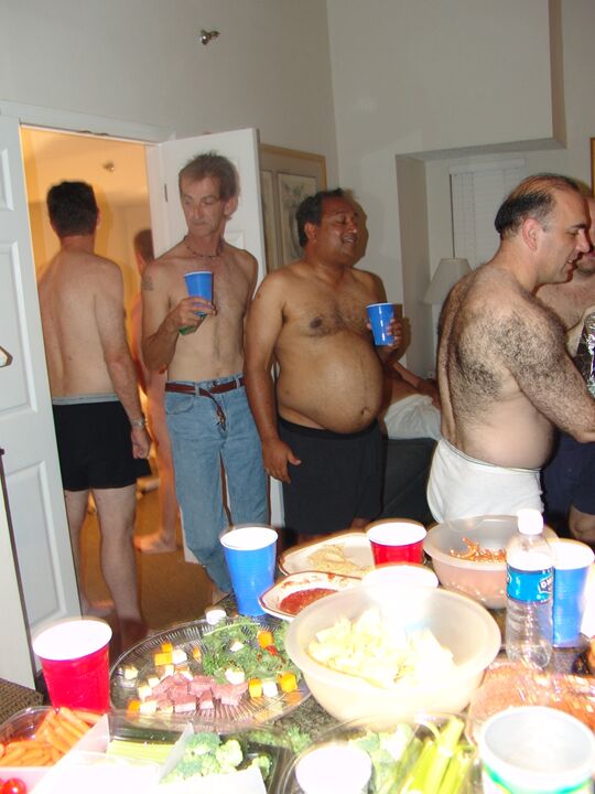21P Esposas swingers cachondas comparten sus coños con viejos en una fiesta de sexo grupal