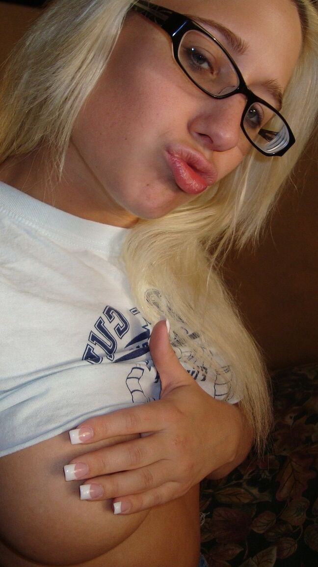 21P Dulce adolescente con gafas muestra sus grandes tetas perfectas