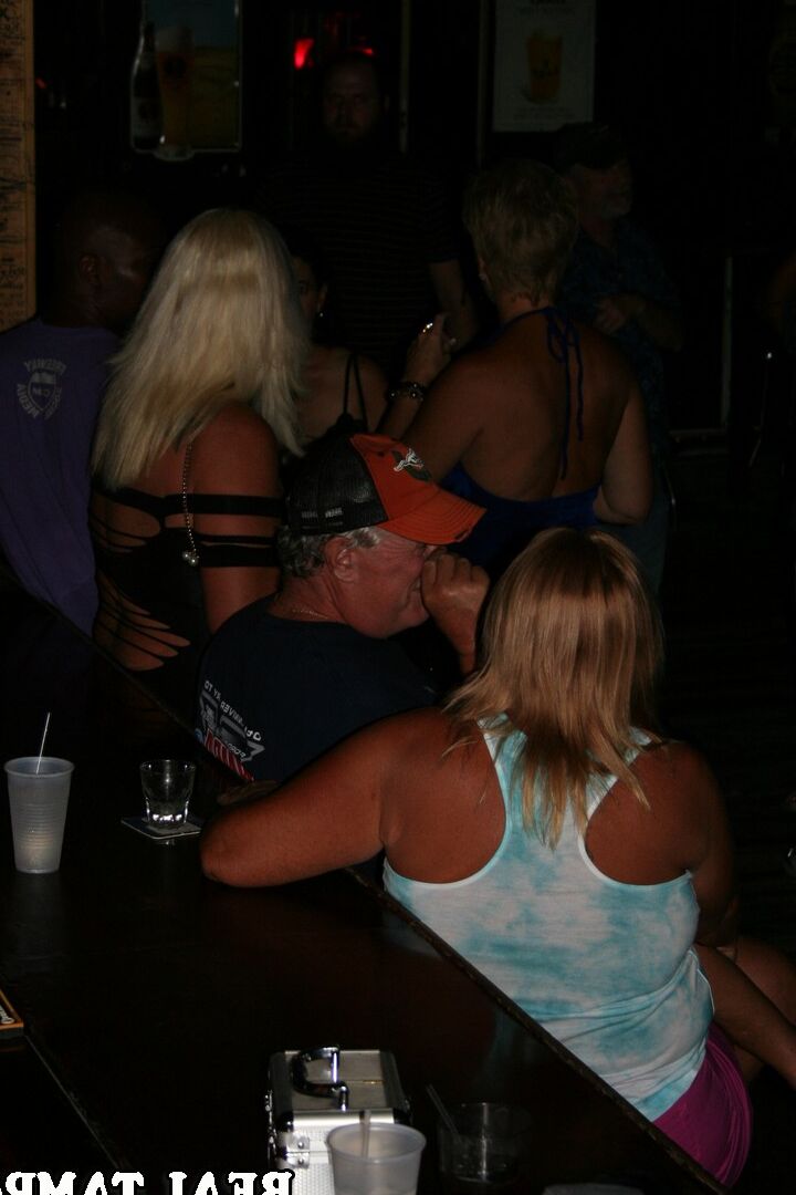 20P Esposas amateurs sexys muestran sus increíbles tetas en un bar que dura toda la noche