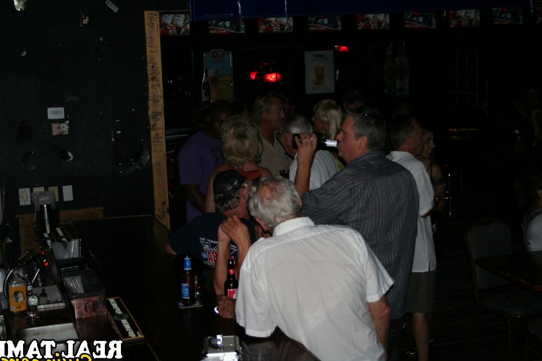 20P Esposas amateurs sexys muestran sus increíbles tetas en un bar que dura toda la noche