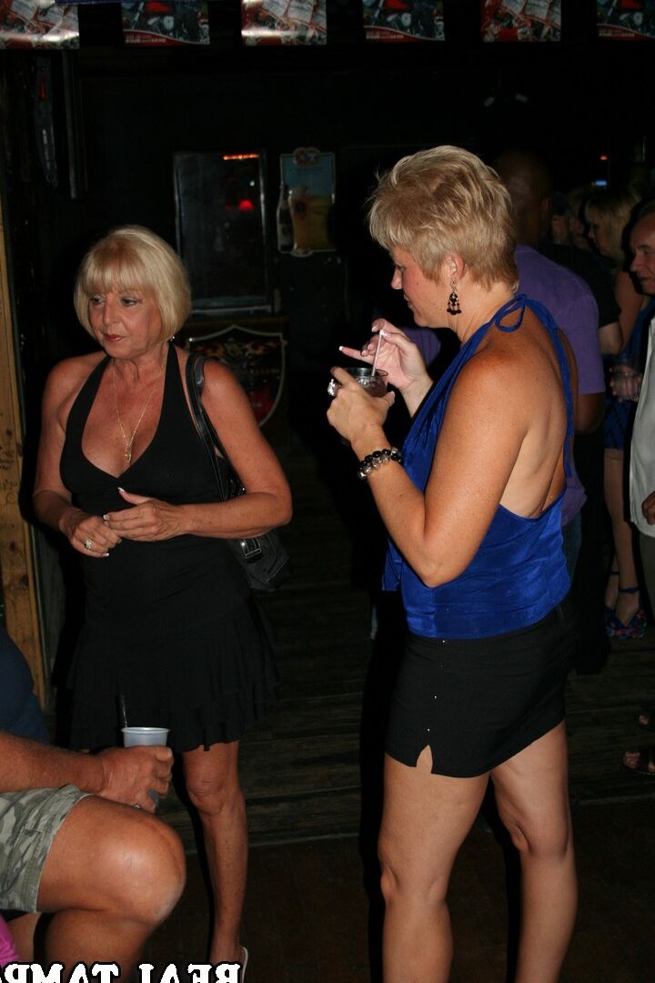 20P Esposas amateurs sexys muestran sus increíbles tetas en un bar que dura toda la noche