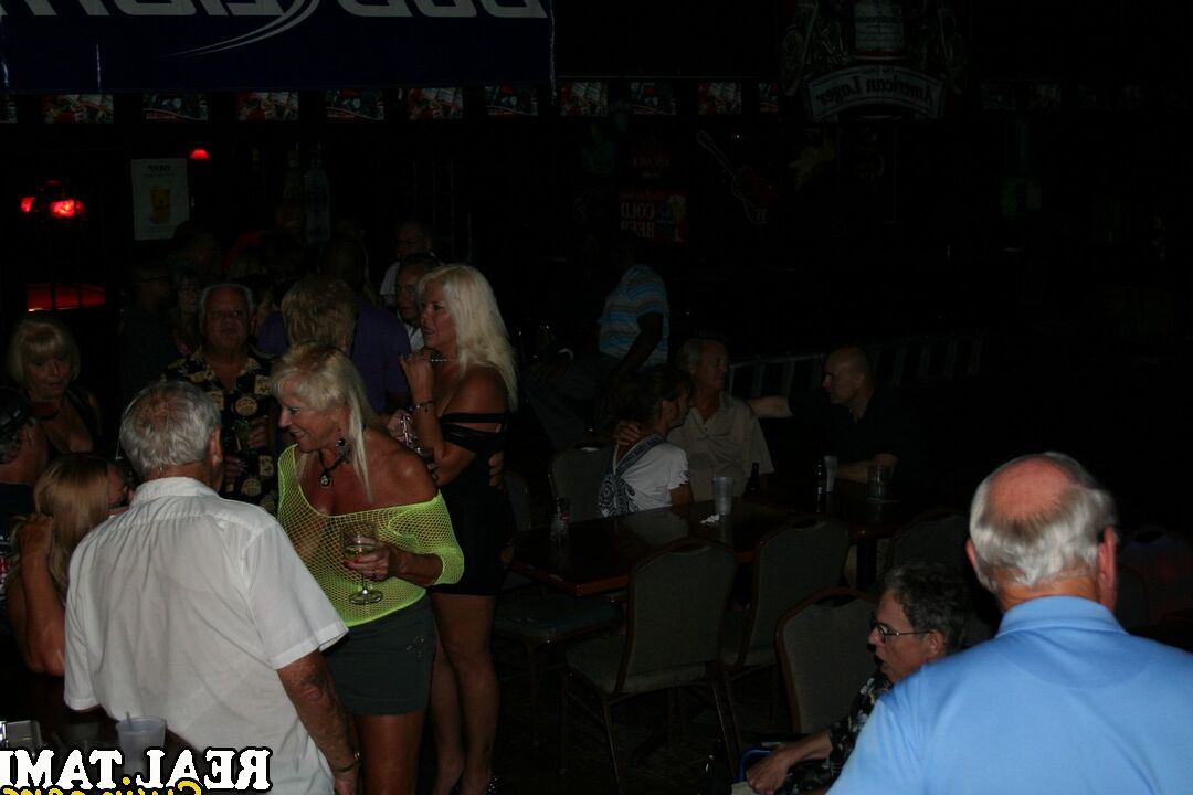 20P Esposas amateurs sexys muestran sus increíbles tetas en un bar que dura toda la noche