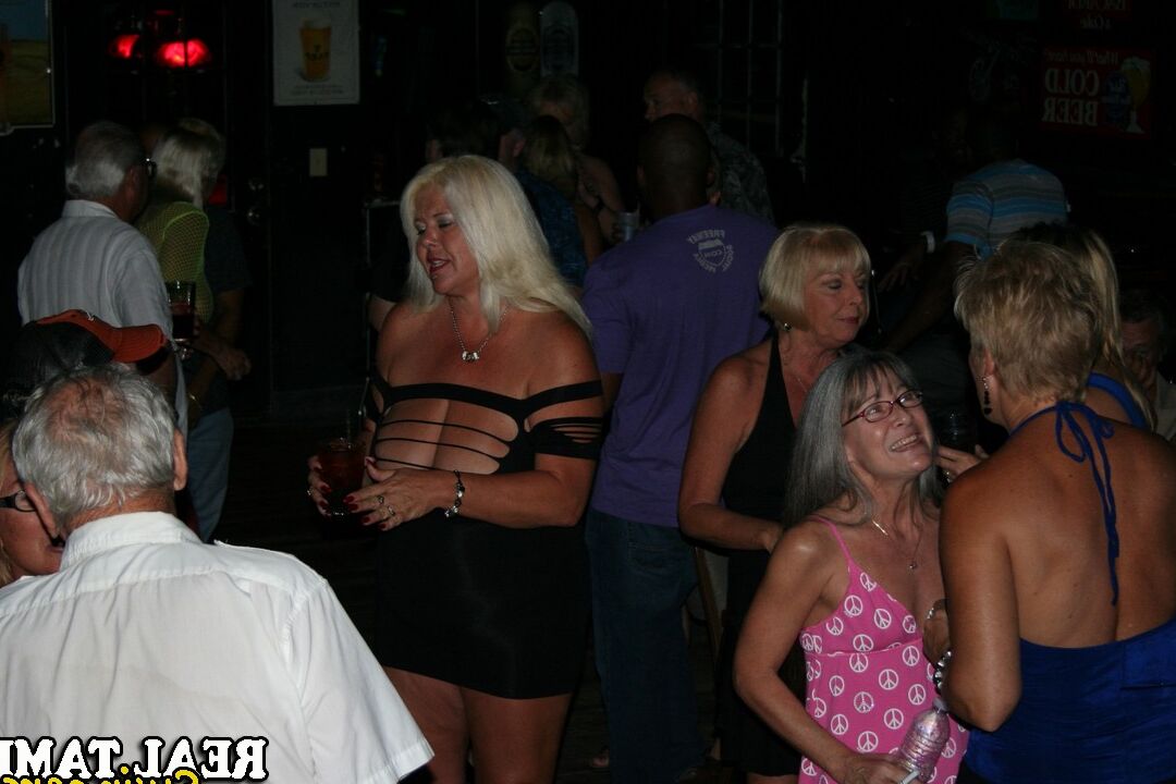 20P Esposas amateurs sexys muestran sus increíbles tetas en un bar que dura toda la noche