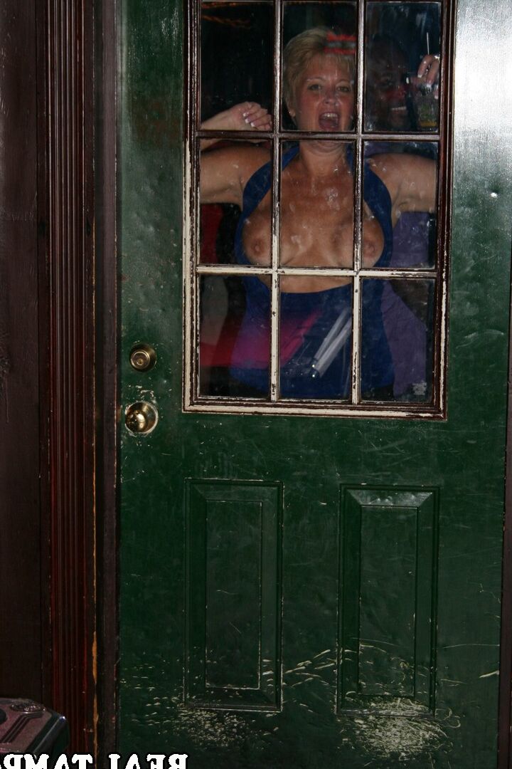 20P Esposas amateurs sexys muestran sus increíbles tetas en un bar que dura toda la noche