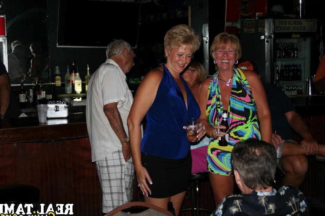 20P Esposas amateurs sexys muestran sus increíbles tetas en un bar que dura toda la noche