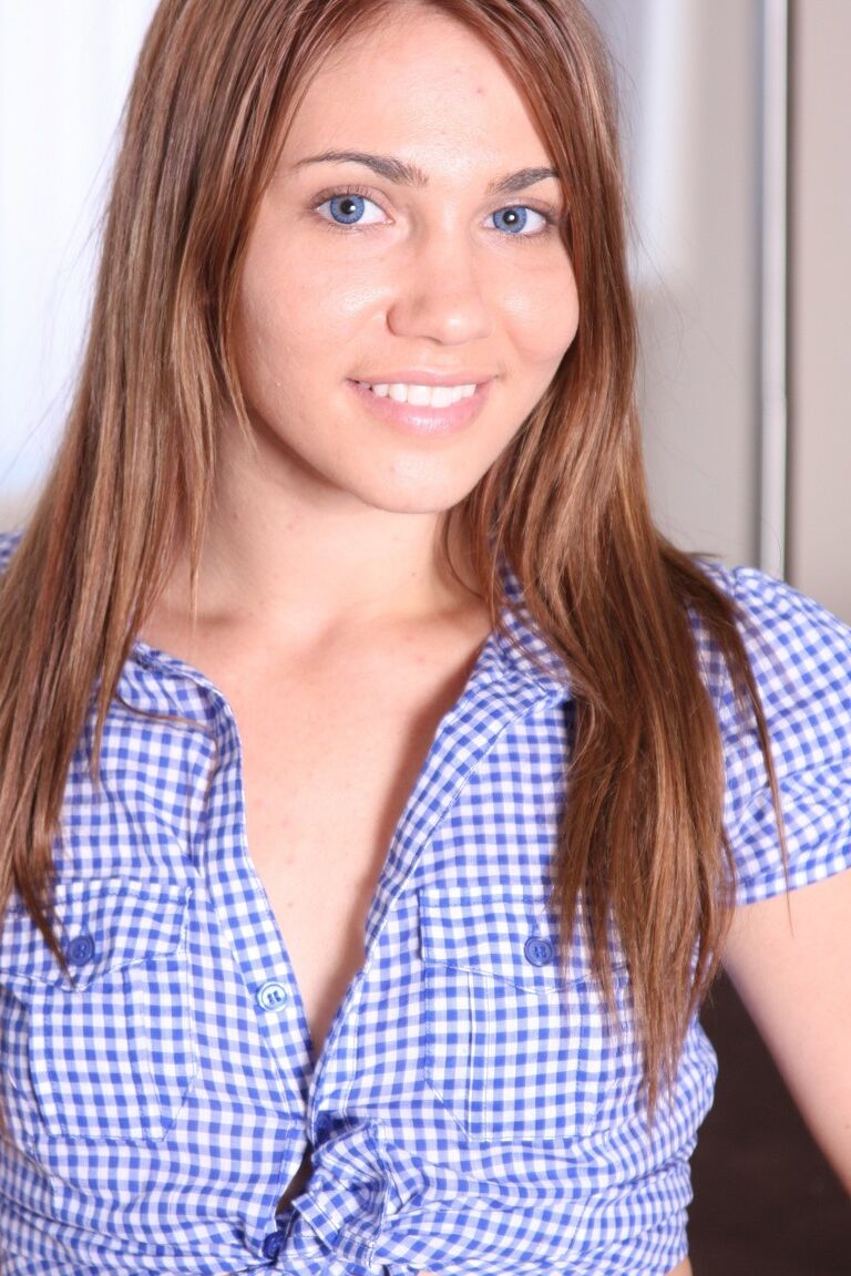21P Linda adolescente amadora mostra seus peitos pequenos e bunda grande em shorts jeans
