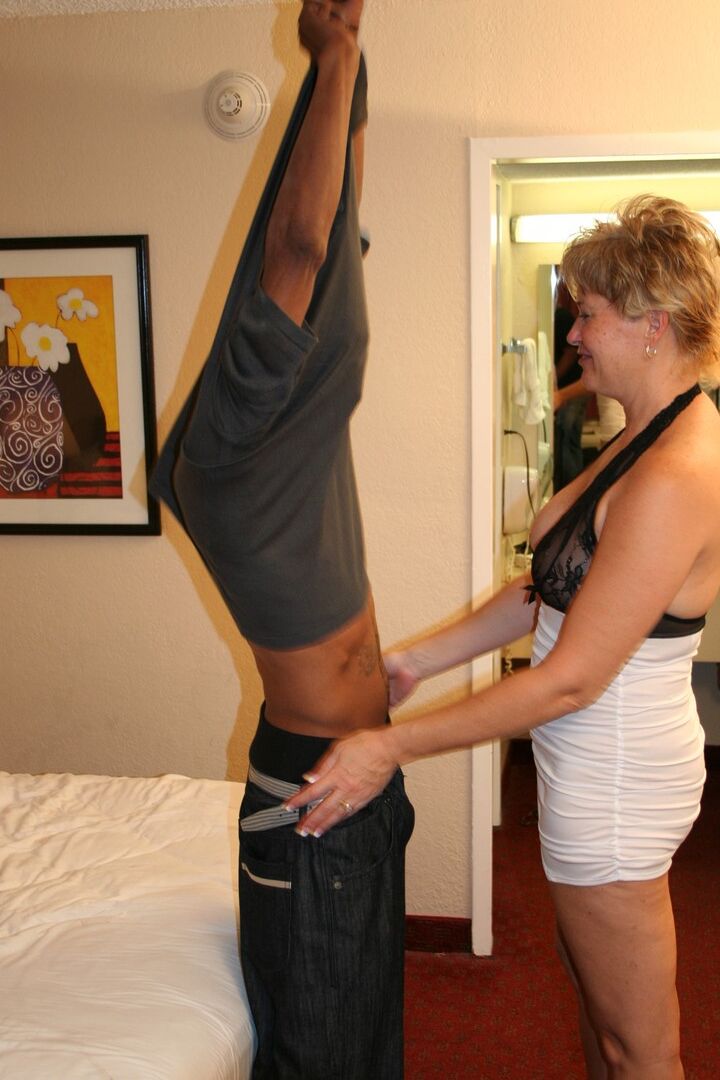 21P Une blonde mature suce la bite noire d'un mec maigre