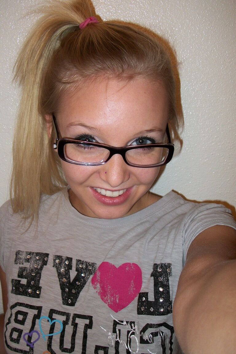 20P A linda adolescente nerd Elle 3 tira selfies de seus mamilos e bunda naturais frescos