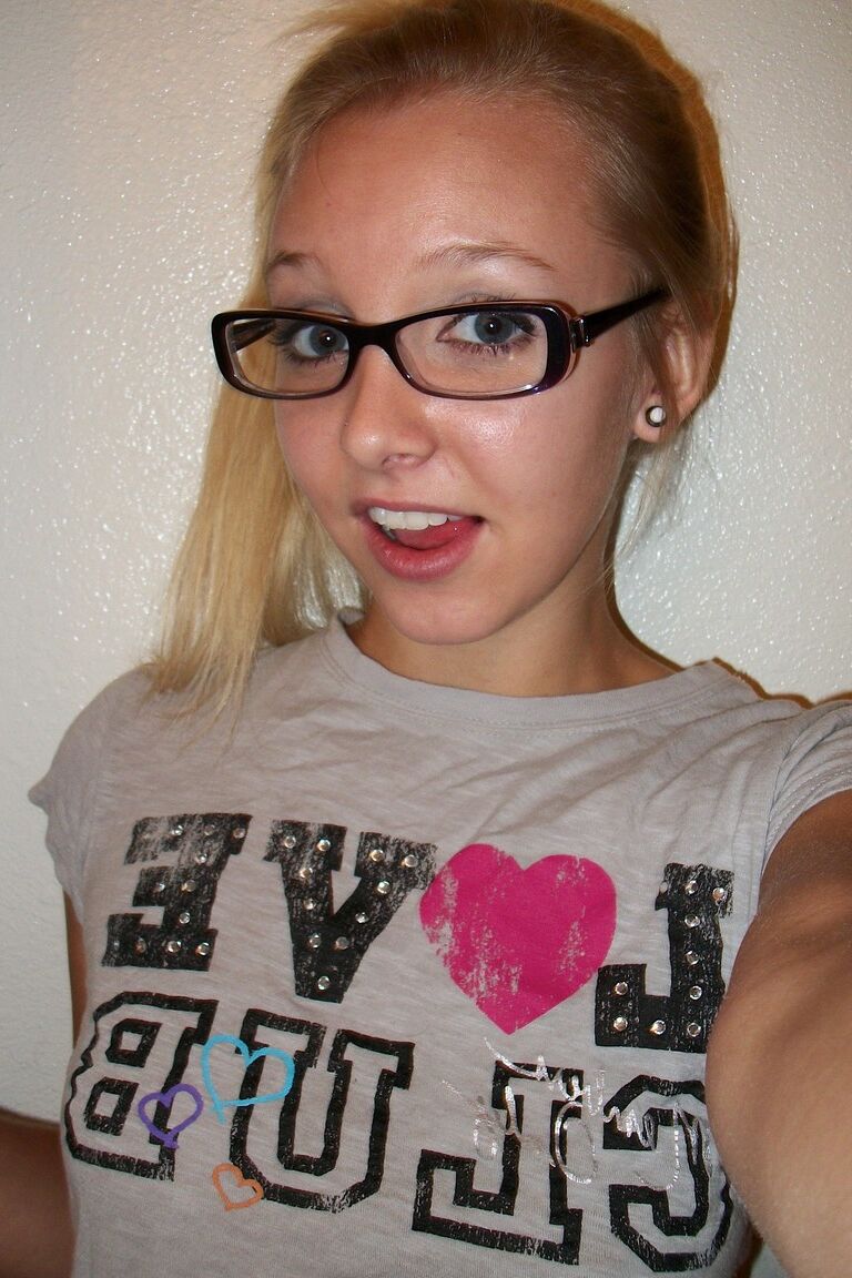 20P A linda adolescente nerd Elle 3 tira selfies de seus mamilos e bunda naturais frescos