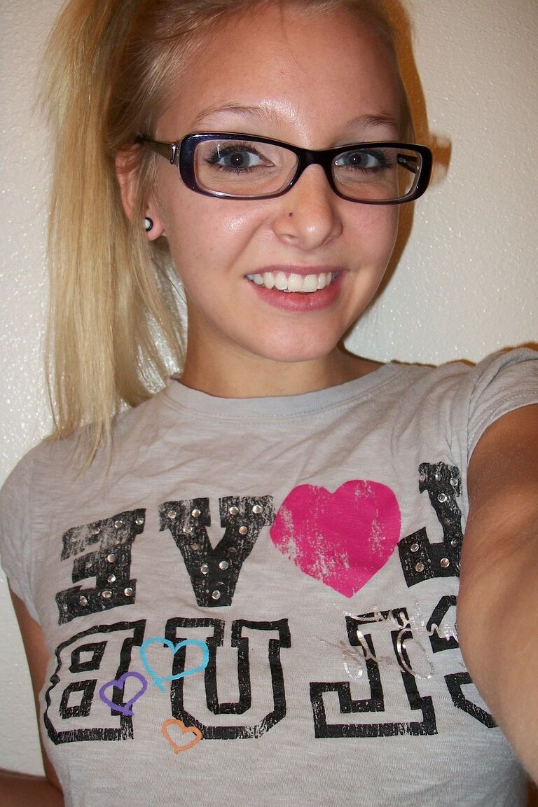 20P A linda adolescente nerd Elle 3 tira selfies de seus mamilos e bunda naturais frescos
