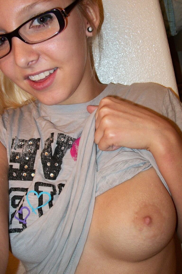 20P A linda adolescente nerd Elle 3 tira selfies de seus mamilos e bunda naturais frescos
